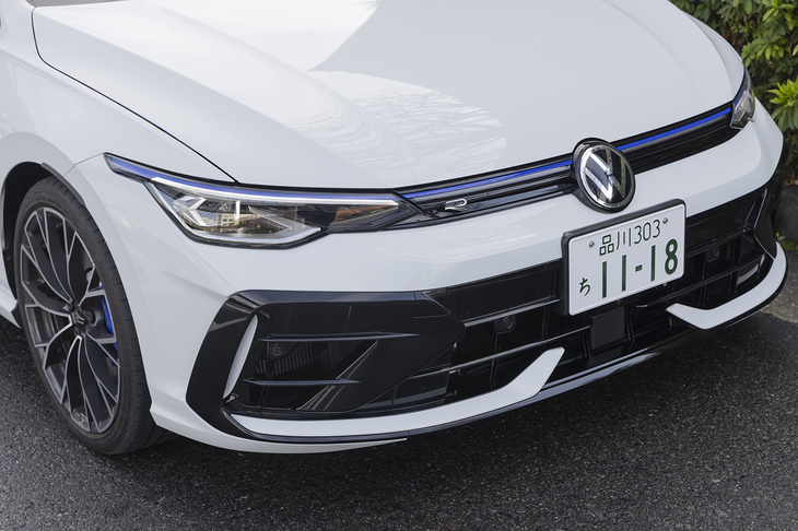 バンパーの端から端まで広がる大きなエアインテークが8.5世代「ゴルフR」の証。スタンダードな「ゴルフ」ともども「VW」エンブレムが自発光するようになった。