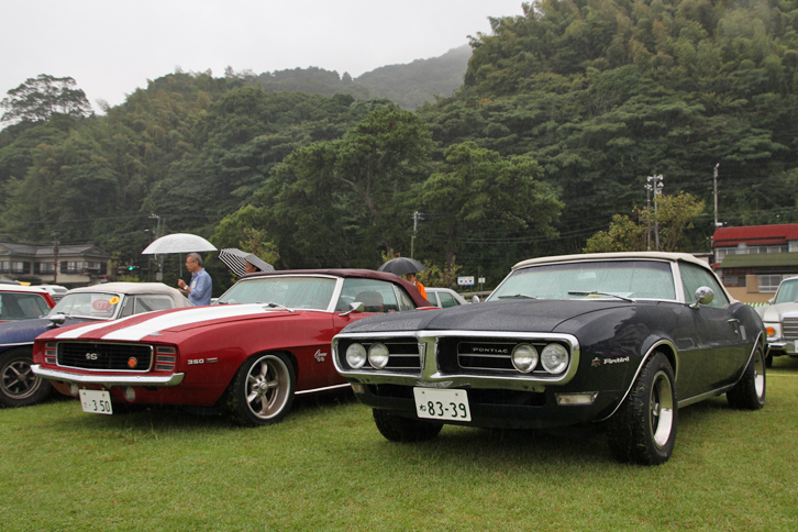 初代「シボレー・カマロ」（左）と「ポンティアック・ファイアーバード」（右）という、基本設計を共有する兄弟車の、貴重なツーショット。