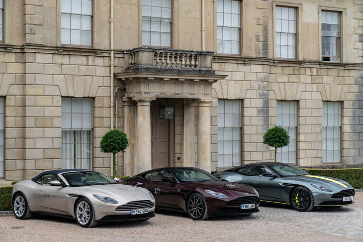 今日におけるラインナップの中軸を担う、3モデルの「DB11」。右から「DB11 AMR」「DB11 V8」「DB11ヴォランテ」。DB11 AMRのデビューに伴い、V12エンジンを搭載した“素”のDB11はラインナップから外れることとなった。