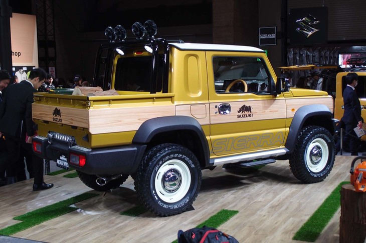 こちらは「ジムニーシエラ ピックアップスタイル」。DIYをはじめとする趣味を楽しむシーンで相棒として活躍するクルマとして開発された。