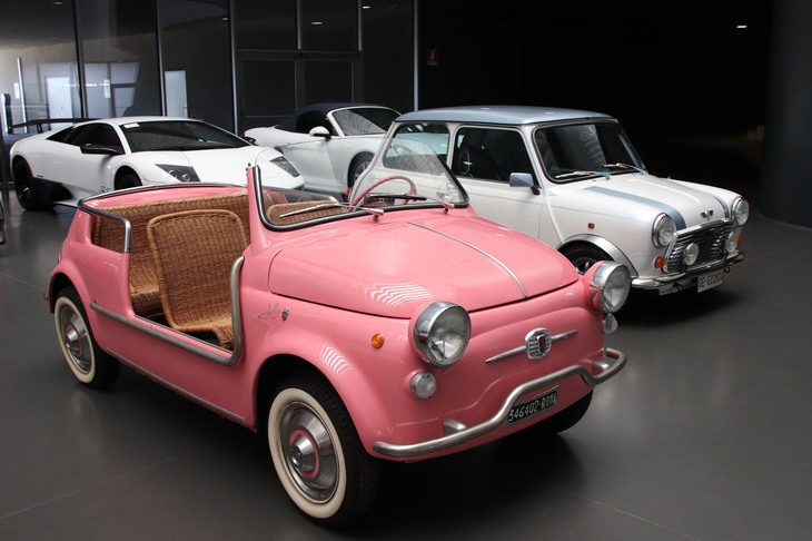 今回の「スピアッジーナ」のモデルとなった「フィアット500ジョリー・ギア・カプリ」（1959年）。これはレプリカで、トリノ自動車博物館所蔵。