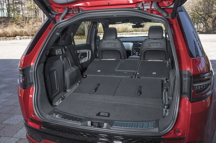 2列目、3列目シートを折りたたんだ2人乗車時（写真）の荷室容量は1794リッター。