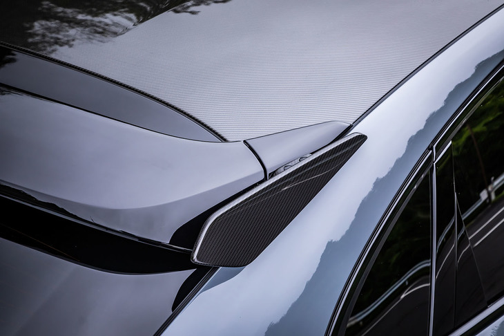 ルーフパネルはカーボン製で、ボディーの軽量化に寄与している。後端に設置されるスポイラーには、こちらもカーボン製のサイドプレートが備わる。