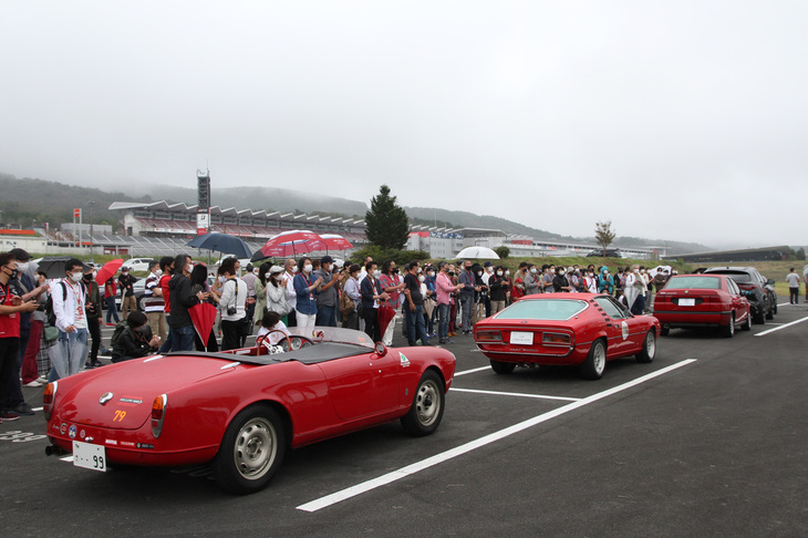 開会式で紹介された5台の特別招待車両。国内インポーターであるFCAジャパンの現行「ジュリア」と「ステルヴィオ」に続くのは「155」「モントリオール」「ジュリエッタ スパイダー」。