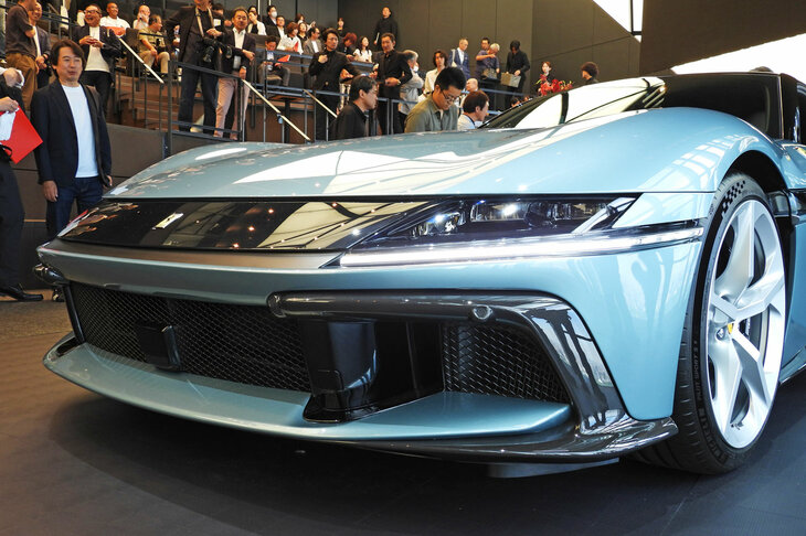 中央部がブラックで塗り分けられた「12チリンドリ」のフロントマスク。こうしたところは、確かに往年の「365GTB/4」を思わせるが……。