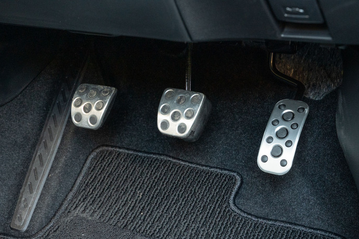 ブレーキとアクセルのペダルレイアウトは、かなり奥までブレーキを踏まないとヒール＆トゥがやりづらい。サーキット走行などで、ブレーキペダルをしっかり踏みつけた際に操作しやすいよう設計されているのだろう。