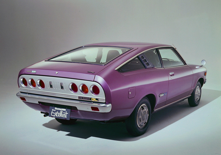 新たにテールゲートとリアクオーターウィンドウが設けられた「サニー」のクーペ。サニーには基本となる1200ccと1400ccエンジン搭載の上級版である「エクセレント」シリーズが存在した。エクセレントのクーペ（写真）は独自の6連テールランプが噴出孔のように見えることから、“ロケットサニー”の異名をとった。