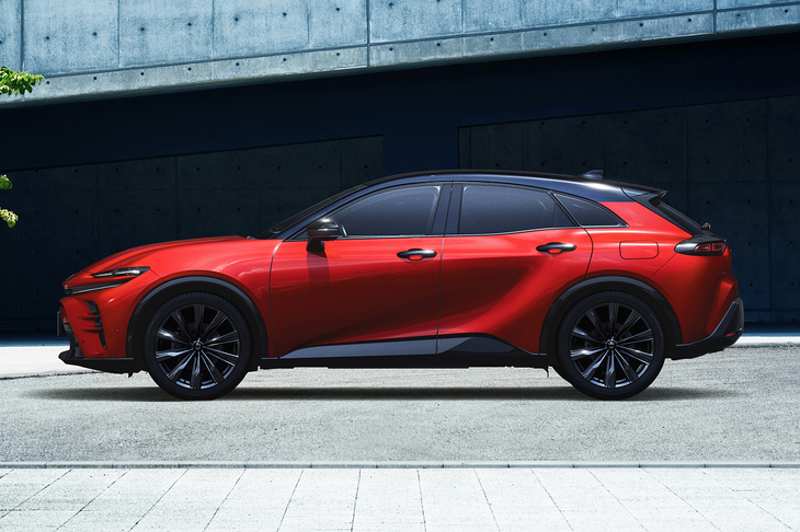 第2弾の「クラウン スポーツ」は2023年11月に発売。分かりやすいスポーティーなSUVスタイルで、現状はこれが1番人気だ。