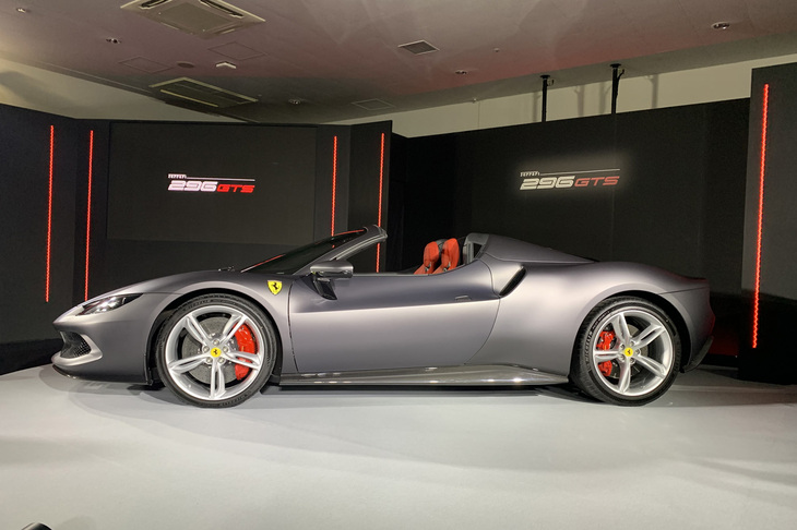 「296GTS」のサイドビュー。ルーフには軽量な電動リトラクタブルハードトップが採用され、オープン／クローズが各14秒で完了する