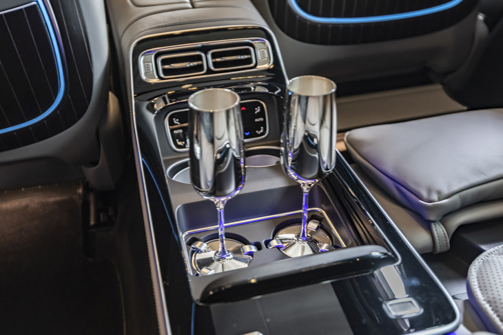 「ファーストクラスパッケージ」を選択すると、クーリングボックスや格納式テーブル、シャンパングラスなどが装備される。