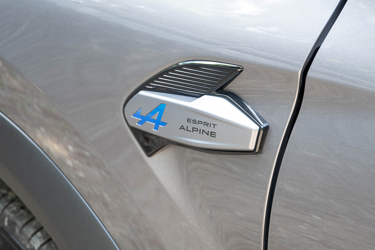 試乗車のグレードはマイナーチェンジで追加された「エスプリアルピーヌ マイルドハイブリッド」。フロントフェンダーにはカッコいいオーナメントが付いている。