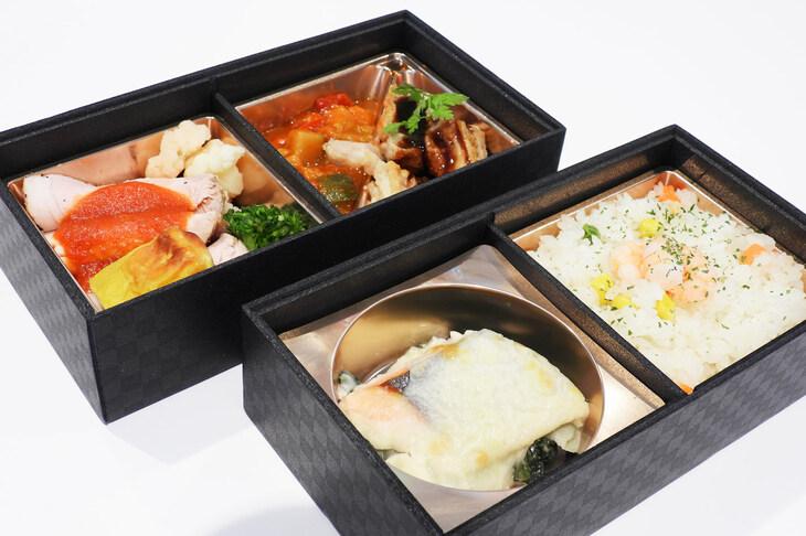 来場者に配られていた豪華なお弁当がこちら。メニューは「グリーンアスパラ カリフラワー 南瓜」に「ローストポーク トマトグレイビーソース」「ラタトゥーユ 鶏もも肉の蒸し焼き バルサミコ酢風味」「オホーツクサーモンとほうれん草 グラタン仕立て」「彩り野菜とエビのピラフ」でした。味はもちろん美味、最高。しっかりボリュームもあって、本当に大満足だった。