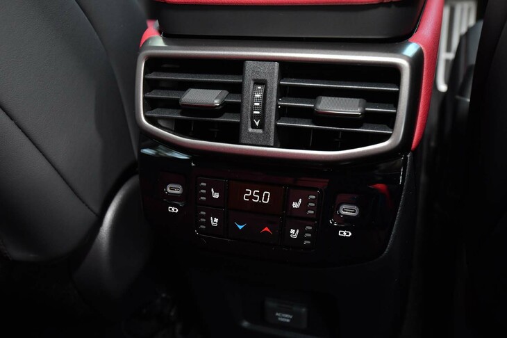 後席用のエアコン操作パネル。両脇にUSBタイプCポートが1つずつ備わっている。