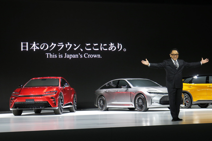 新型「クラウン」は、世界40カ国で販売されるグローバルモデルとなる。プレゼンテーションの最後では、発表会をオンラインで視聴する海外の人へ向け、豊田社長が英語でメッセージを発信した。