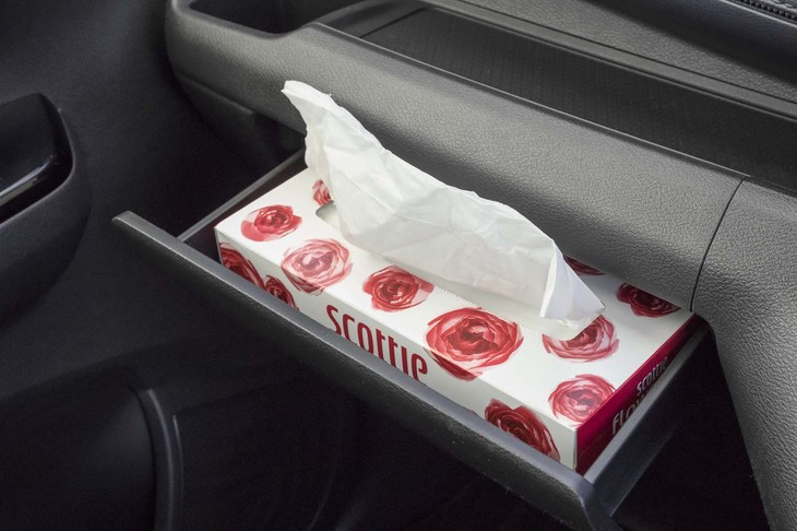 ティッシュ箱も収まる、助手席前のアシストボックス。グローブボックスはこれより下方に用意される。