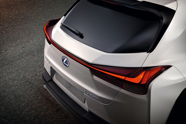 テールランプには120個ものLEDを使い、光源の存在を感じさせない、コンセプトカーを思わせる均一な光を実現している。