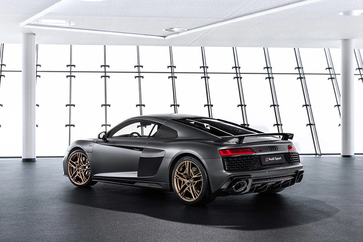 マットブロンズ仕上げの20インチホイールを装着する「アウディR8 V10ディセニアム」。ボディーカラーは専用色として設定されたデイトナグレイ マットエフェクトのほか、6色から選択できる。