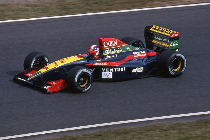 「ヴェンチュリLC92」（1992年）／1987年からF1参戦を開始したラルースチームは、1990年に鈴木亜久里が加入すると、鈴鹿F1日本GPで日本人ドライバー初の3位表彰台に立つ活躍を見せた。1992年チームは自動車メーカー、ヴェンチュリの支援を受け、ランボルギーニV12エンジンを搭載したヴェンチュリLC92を投入。前年の全日本F3000チャンピオン片山右京がF1にデビューし、そのステアリングを握った。その後もラルースからは1993年鈴木利男、1994年野田英樹がスポット参戦。日本人ドライバーと縁の深いチームだった。