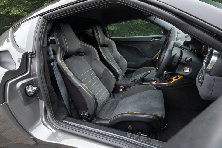 テスト車に装備されていたオプションのスパルコ製スポーツシート。ツインステッチの色はレッドとイエローから選択可能だ。