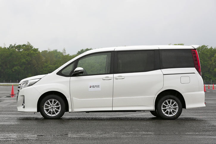 こちらは150kPaのタイヤを履く車両。停止状態では、適正空気圧の車両と大きな差はないように見える。