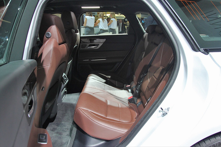 ジャガーXFスポーツブレイク（リアシート）