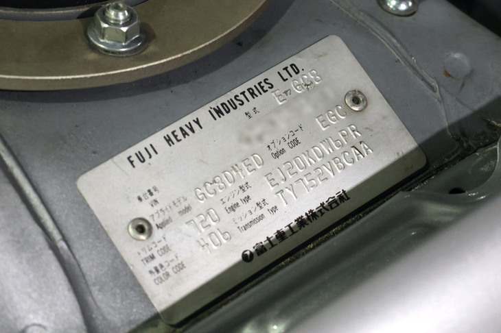 車台番号のプレートからも日本仕様であることが分かる。年次改良の種類を示す、スバル独特の「アプライドモデル」表示も。