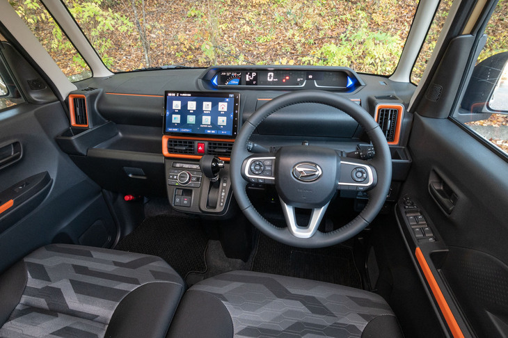 インテリアでは、同じSUVテイストの軽ワゴン「タフト」と同じく、オレンジのアクセントカラーとカムフラージュ柄のシート表皮が特徴だ。