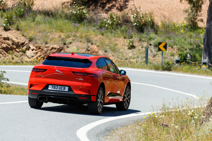 サスペンション形式は、フロントがダブルウイッシュボーン式でリアがインテグラルリンク式。ドライバーズカーとしての、ダイナミックなハンドリング性能が与えられている。