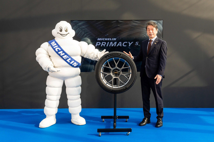 ミシュランマン（写真左）と日本ミシュランタイヤ 代表取締役社長の須藤 元氏（同右）。