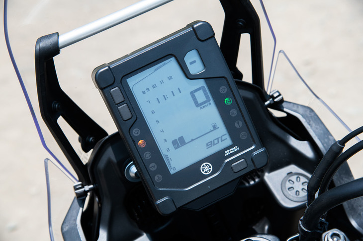 フル液晶のマルチファンクションメーター。表示の素っ気なさはご覧の通りだが、大画面でとにかく分かりやすい。