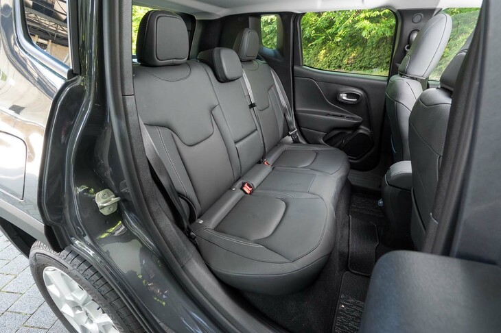 リアシートは4：2：4の3分割可倒式で、中央部の背もたれを倒すと2個のカップホルダーを備えたアームレストとなる。フロントセンターコンソールの背面には、USB Type-Aポートが一口備わる。