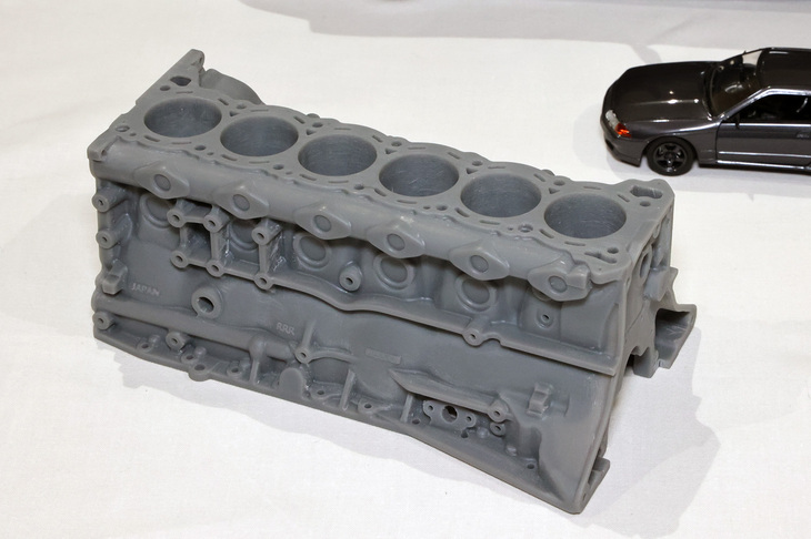 アマチュアモデラーが3Dプリンターで自作したという1/4スケールの「RB26DETT」のシリンダーブロック。1/1を参考に水路まで完全に再現しており、引き続き各パーツを製作して「クランクを回せば各部が稼働するようにしたい」とのこと！