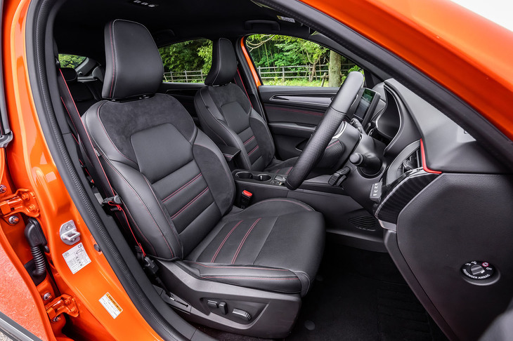 「ルノースポール」由来となる「R.S.ライン」のデザインが採用されたフロントシート。張りのある滑らかなレザーと、体の滑りを抑制するスエード調の素材で仕立てられており、ヒーターが標準で装備されている。