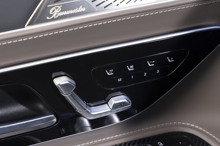 シートにはヒーターとベンチレーション機能に加えて首元に温風を吹き出す「エアスカーフ」も備わっている。