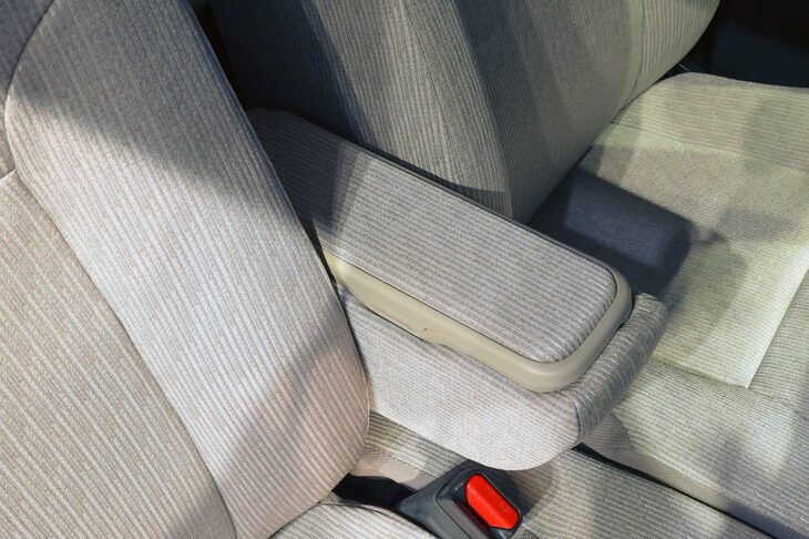 ダイハツ・ムーヴX（フロントセンターアームレスト）