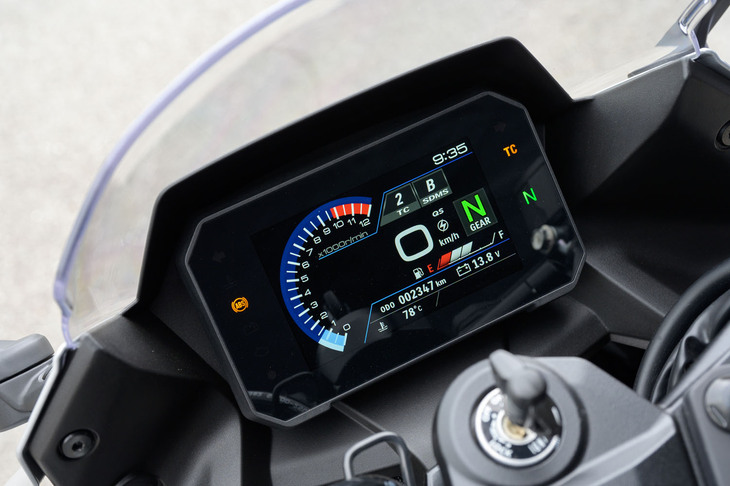 メーターに代えて装備される5インチのTFTカラーディスプレイ。エンジン回転計はシフトインジケーターの機能も併せ持っており、点灯のタイミングは4000rpmから9750rpmの間で、250rpm刻みで調整できる。