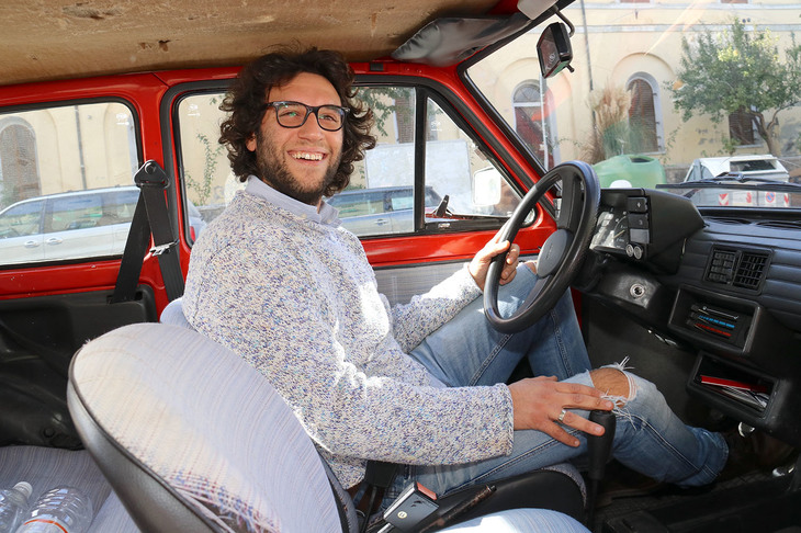 シエナのジャコモさんは、毎日通勤の足として使っている。小さいので、駐車場所に困らないのが最大のチャームポイントという。