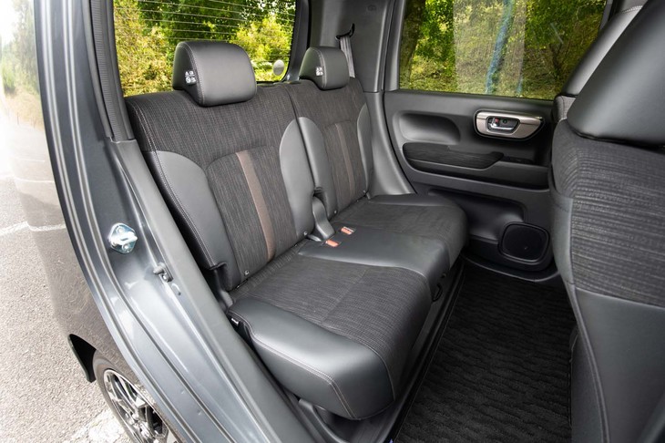 リアシートの座面下に傘などをしまえる収納スペースが備わるのは従来型と同じ。取り外して洗えるようになったのが新しい。