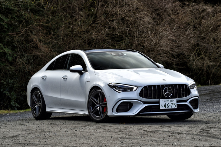 走行中にフロントスプリッターから取り込まれたエアは、タイヤハウス内に設置されたエアアウトレットから排出される。このサイドエアカーテン機能によってCd値を低減するという。フロントフェンダーは標準モデルよりも12mm拡大されている。