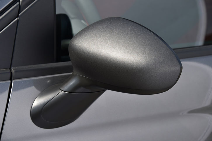 つや消しガンメタリック仕上げになったドアミラーカバー。