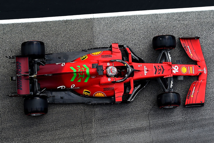 2021年のテクニカルレギュレーションでは、ダウンフォース削減のためディフューザーなどリアセクションが変更されている。F1マシンは、フロア下の空気を後端のディフューザーで“引き抜いて”ダウンフォースを発生させているが、今季は後輪前のフロアの面積が絞られ、かつ横からの乱流を防ぐシーリング効果も低減された。これら変更が、前傾が強めのハイレーキマシンに有利に、逆にローレーキに不利に働いている、というのがシーズン序盤の話題となっている。（Photo=Ferrari）
