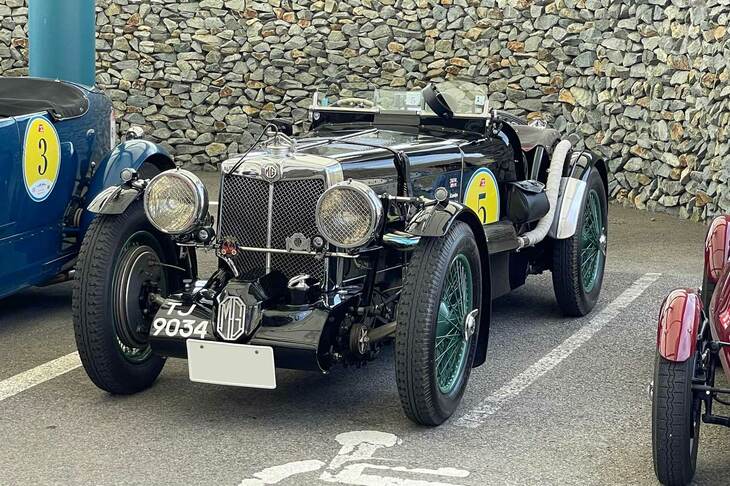 今回ガレージにはアストンマーティンDB2/4、トライアンフTR2、現代車のアバルト124スパイダーが収まっていたが、工場入りで不在だったのが戦前のMGマグネット。これも小宮さんのお気に入りだ。写真はコッパ・ディ小海に出場した時のもの。とはいえ最近は小型で取り回しの良いTR2の出番が多いという。