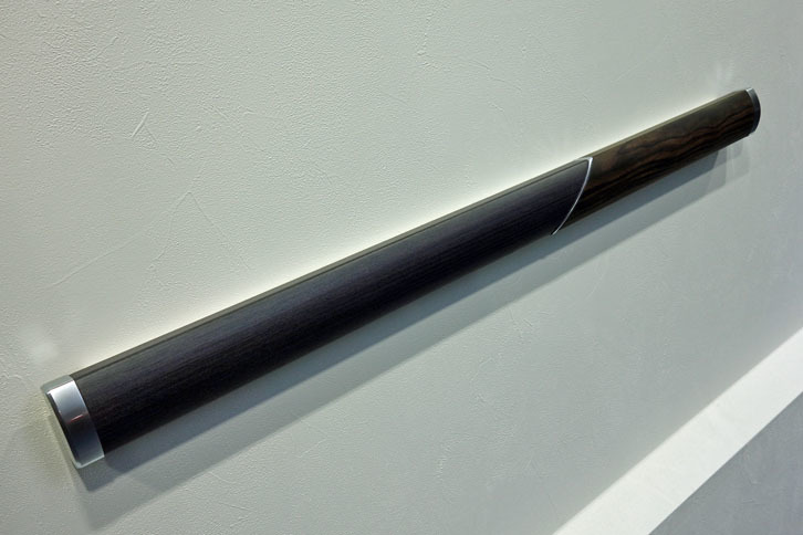 インテリアトリムに用いられるウッド素材。中心付近の金属で区切られた部分から左が、「CX-8」のインパネトリムに実際に使用されるもの。