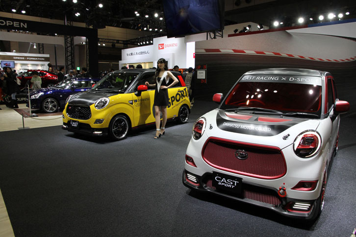 ダイハツブースに並んだ「キャストスポーツ レース仕様」と「キャストスポーツ D-SPORT仕様」。後方には「コペン ローブ シューティングブレーク」と「コペン セロ クーペ」が。