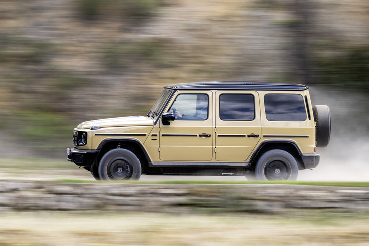 車重は3tを超えるが、システム最高出力587PSの力で0-100km/h加速は4.7秒でこなす。最高速は180km/hに抑えられている。