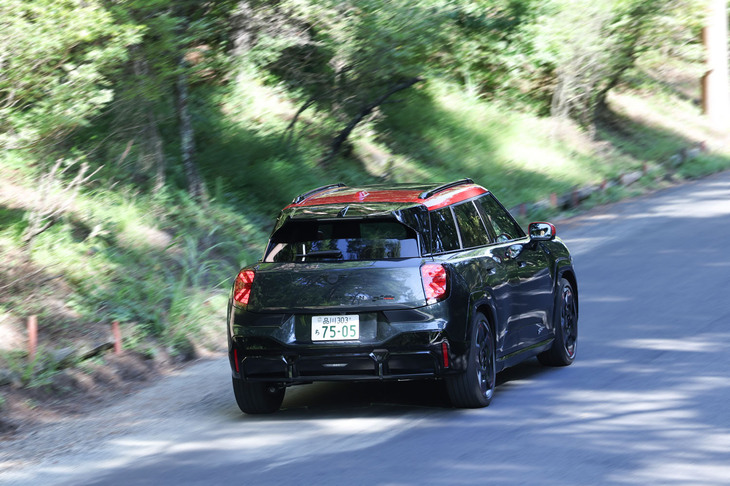 「MINIジョンクーパーワークス エースマンE」のサスペンションは、はっきりとハードで古典的な調律。下からの突きあげはそれなりにズシンと響く。しかし、現代のクルマとして許容範囲のフラット感を同居させることにも成功している。