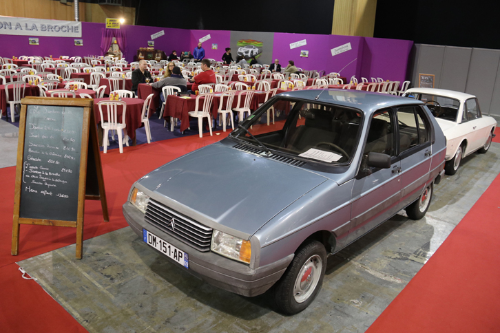 「車齢30年以上、2万5000ユーロ以下」のコーナーで。1985年「シトロエン・ヴィザ14RTS」には6900ユーロ（約92万円）のプライスタグが。