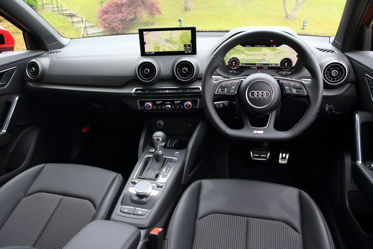 水平基調でデザインされたインテリア。MMIナビゲーションシステム装着車のダッシュボードには、写真のように8.3インチディスプレイがレイアウトされる。