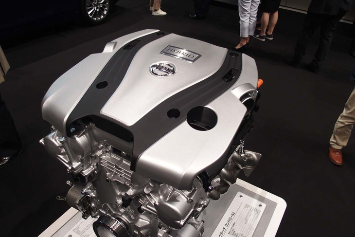 FRと4WDの2つの駆動方式が用意される「ハイブリッド」モデル。搭載されるエンジンは3.5リッターV6 DOHCで、最高出力306ps、最大トルク350Nmを発生。それに最高出力68ps、最大トルク290Nmのモーターを組み合わせている。