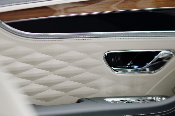 「三次元テクスチャードレザー仕上げ」が施された、新型「フライングスパー」のドアパネル。